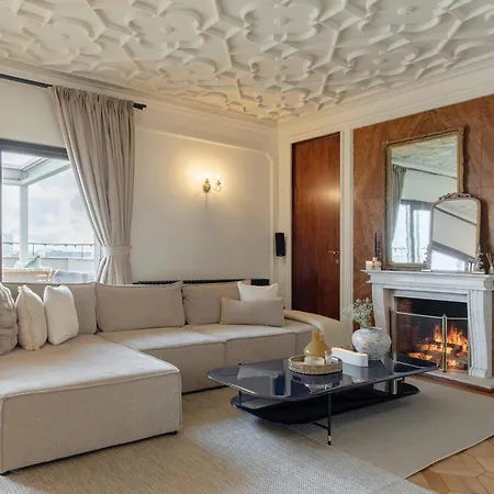 One-of-a-kind Downtown Penthouse, 270-degree Views, Two Terraces, Fireplaces, Grill شقة