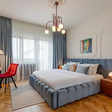 One-of-a-kind Downtown Penthouse, 270-degree Views, Two Terraces, Fireplaces, Grill דירה *