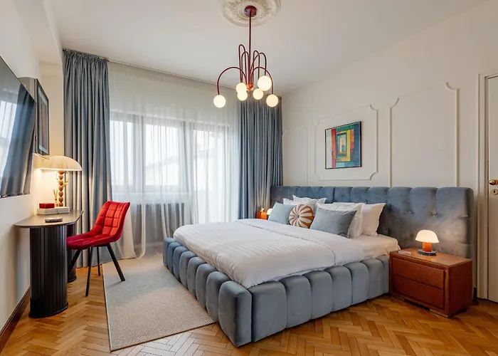 One-of-a-kind Downtown Penthouse, 270-degree Views, Two Terraces, Fireplaces, Grill דירה *