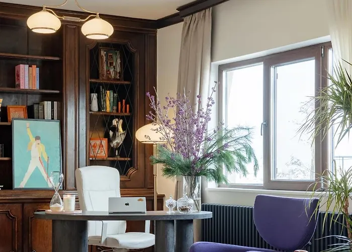 One-of-a-kind Downtown Penthouse, 270-degree Views, Two Terraces, Fireplaces, Grill דירה *