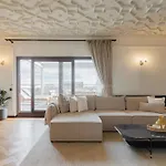 Apartman One-of-a-kind Downtown Penthouse, 270-degree Views, Two Terraces, Fireplaces, Grill Bukarest